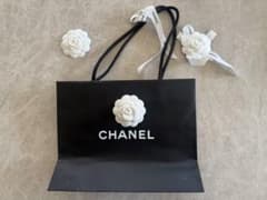 CHANEL 黒い紙袋 フラワーモチーフ付きのサムネイル
