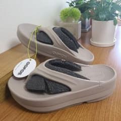 新品タグ付き　OOFOS OOMEGAのサムネイル