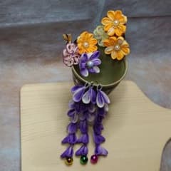 つまみ細工の花飾りと下がり(紫、山吹色)七五三のサムネイル