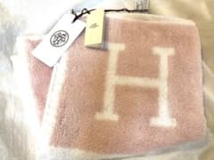 新品、未使用　HERMES Hロゴ タオルハンカチ ピンク　タグ付き　箱なしのサムネイル