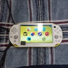 PlayStation®Vita（PCH-2000シリーズ）Wi-Fiモデル …のサムネイル