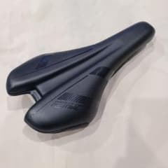 ほぼ新品 GIANT CONTACT COMFORT NEUTRAL サドルのサムネイル