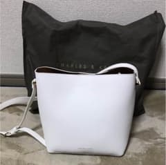 【値下げ】CHARLES & KEITH バケツ型ショルダーバッグのサムネイル