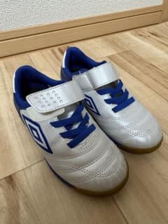 UMBRO キッズ　フットサルシューズ ホワイト ブルー　17.0のサムネイル