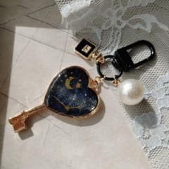 宇宙 レジンキーホルダー ハート型鍵 月 星のサムネイル