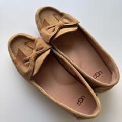 UGG ベージュ リボン付きローファーのサムネイル