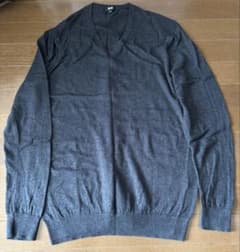UNIQLO グレー Vネックセーターのサムネイル