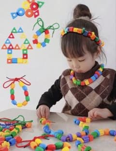 紐通し　カラフルビーズ おもちゃ ブレスレット 知育玩具 モンテッソーリ