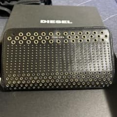 DIESEL 長財布 ラウンドファスナー スタッズ ブラックのサムネイル