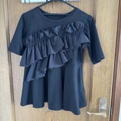 フリル付きブラックTシャツ Mサイズのサムネイル