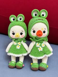 ハンドメイド あみぐるみ アヒルのカエル着ぐるみ 2体セットのサムネイル