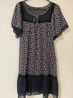 黒の花柄とドット柄のチュニックワンピースのサムネイル