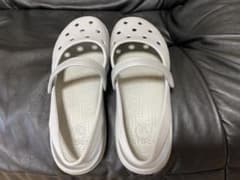 crocs light gray色とのブランドブラックサンダルのサムネイル
