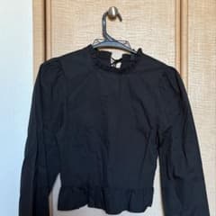 H&M DIVIDED フリルネック ブラウス ブラックのサムネイル
