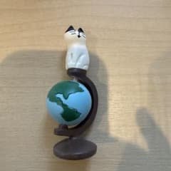 地球儀に乗った猫 フィギュアのサムネイル