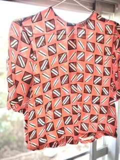 zara ピンク　プリント　トップスのサムネイル