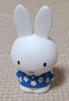 ミッフィー　ソフビフィギュア　青の花柄ワンピース　新品未使用のサムネイル