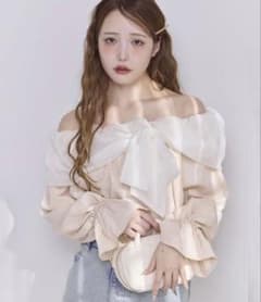 NICE CLAUP オフショルリボンブラウス　ピンクベージュ　ガーリーのサムネイル