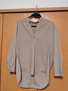 ￥1400→￥1200にお値下げしました！　ナノ・ユニバース　Ｖネック　シャツのサムネイル