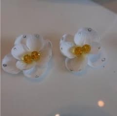 フラワーピアス(スワロフスキー付き) whiteのサムネイル