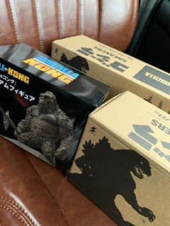 ゴジラ　スニーカー　フィギュア新品✨のサムネイル