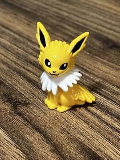 Jolteon Pokémon Eevee Friends Surprise Egg