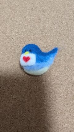 ハンドメイド 羊毛フェルト 青い鳥のブローチ - メルカリ