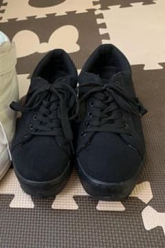 黒スニーカーのサムネイル