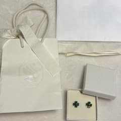 ゆ*か様 Swarovski スワロフスキー クローバー型スタッドピアス - メルカリ