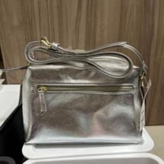gu新品 タグ付き シルバーショルダーバックのサムネイル