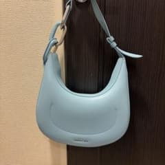 最終値下げCHARLES & KEITH コラメタリックアクセントムーンバッグのサムネイル