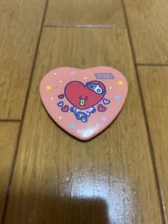 BT21 TATA 하트형 캔 배지