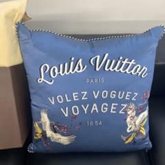 Louis Vuitton シルククッション ☆レア品☆ 店舗限定品 - メルカリ