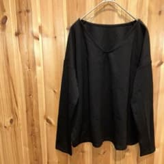 Benetton V-neck long-sleeved loose-fitting black top.