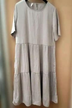 【新品】ベージュのワンピースのサムネイル