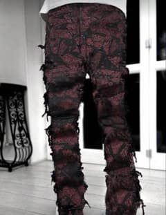 ダメージ加工デニムパンツ 黒と赤のパターンのサムネイル