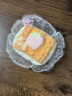 KiKi Squishy 粉付きいちごサンドのサムネイル