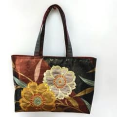 大きいサイズ　トートバッグ　華やか 花柄刺繍 和装バッグ 帯リメイク 帯リメイクバッグ 本金箔格天井に孔雀と花々 トートバッグ M 和装