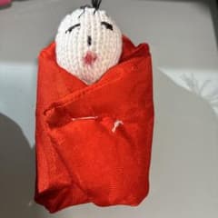 おくるみに包まれた手編み人形のサムネイル
