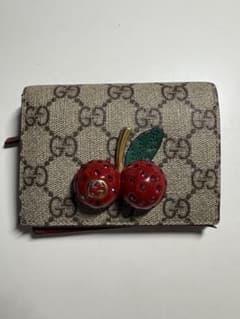 GUCCI さくらんぼ 二つ折り財布 - メルカリ