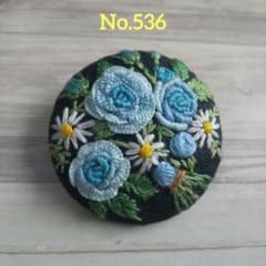 536 刺繍ブローチ ＊ ハンドメイド 薔薇 くるみボタン - メルカリ