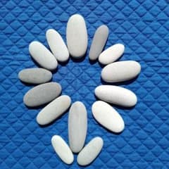 グレー細長い楕円形石⑨　14個 すべすべのサムネイル
