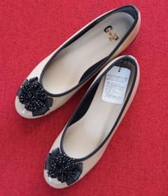 【新品】G&F(ゴールデンフィト) ビジュー付きパンプス ベージュ24センチのサムネイル
