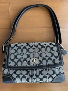 美品 COACH シグネチャー ハンドバッグ　黒のサムネイル