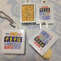 ペヤングソース焼きそば キーホルダー3種類 訳ありのサムネイル