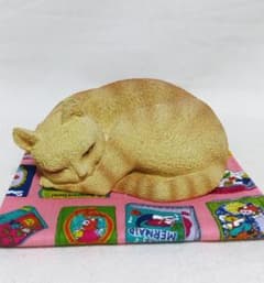 寝ている猫の置物 約10cm x 8cmのサムネイル
