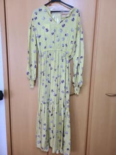 新品・未着用　　花柄　ロングワンピースのサムネイル