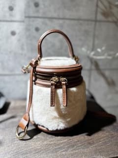 ZARA FAUX FUR BAG ￼ラウンドバケットバッグのサムネイル