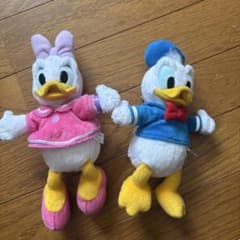 Disney ドナルド デイジー ぬいぐるみ バッジ 2点セット - メルカリ