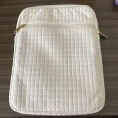タブレット ケース ポーチ 3COINS 店頭では550円のサムネイル